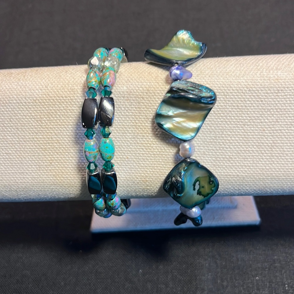 🌟Two pretty green beaded bracelets. Square green and pearl bracelet is stretch